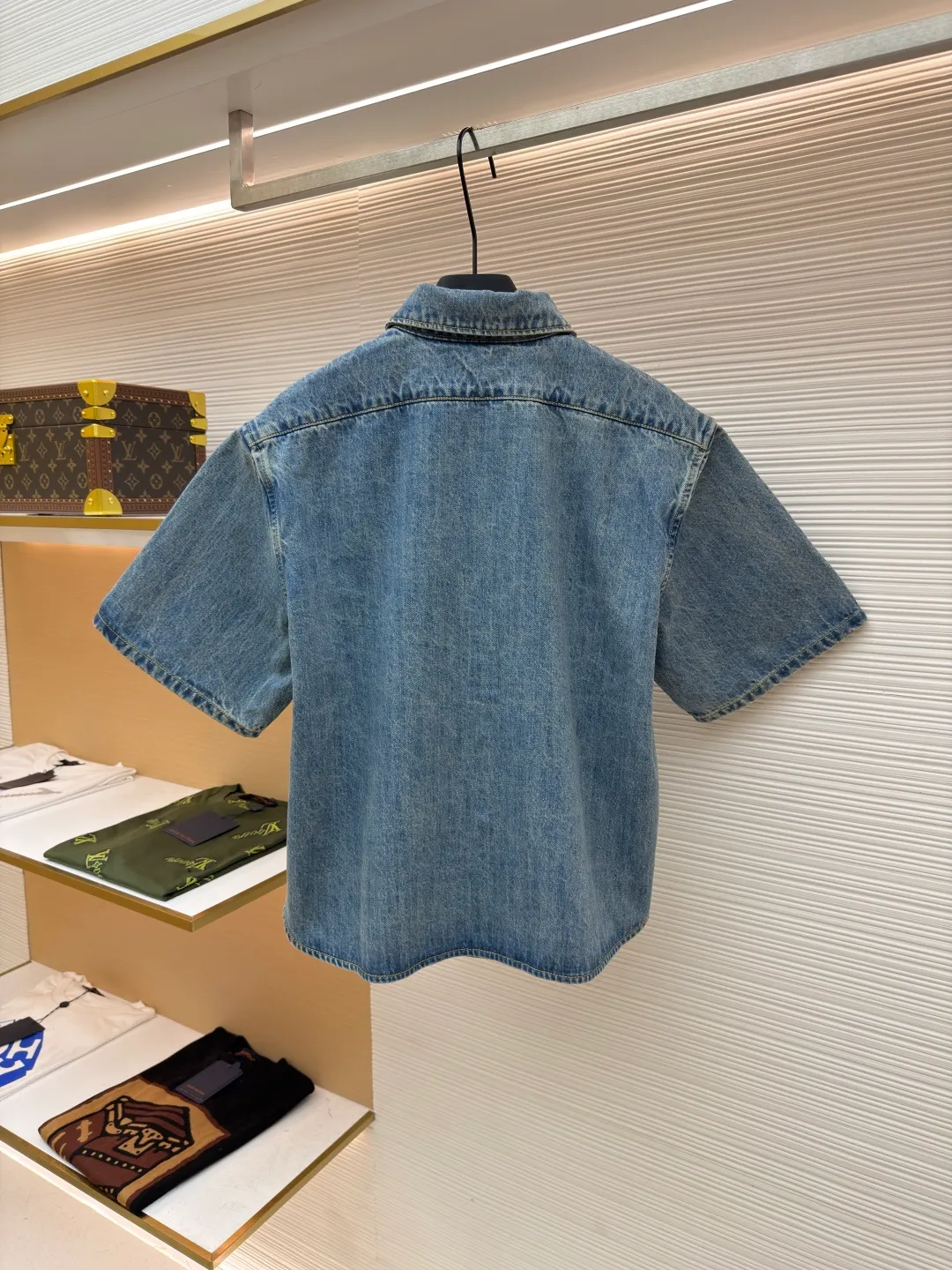LOUIS VUITTON rope embroidered denim jacket ●Authentic product: purchased and developed for 10999 ●Item number: 1680835-A95 ●Fabric: denim fabric ●Technology: embroidery production ●Version: fitted version ●Weight: about 585 grams ●Size: 34-36-38 ●Description: The fabric is made of YB customized denim fabric, with straw rope embroidery design on the chest. The overall alignment is straight and delicate, the fabric is comfortable and soft, and the color is consistent without color difference. It can be matched with the same style to create a fashionable look and control various occasions. Customized accessories, complete with three standards, same style for men and women!